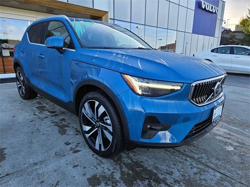 2025 Volvo XC40 B5 Ultra Bright Theme