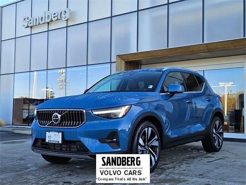 2025 Volvo XC40 B5 Ultra Bright Theme