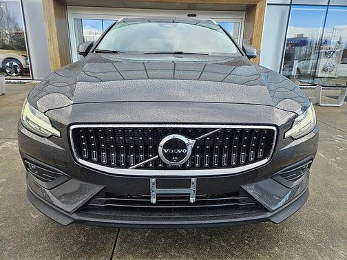 2025 Volvo V60 Cross Country Plus