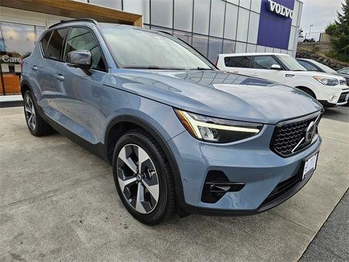 2023 Volvo XC40 B5 AWD Plus Dark