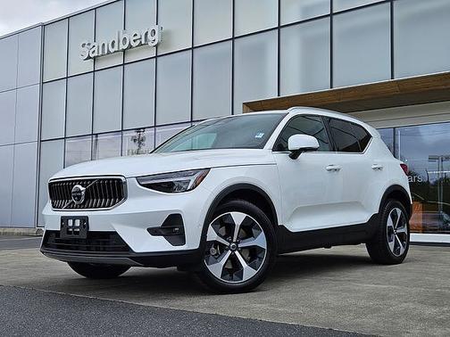 Crystal White 2025 Volvo XC40 Plus