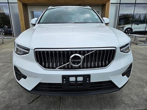 Crystal White 2025 Volvo XC40 Plus