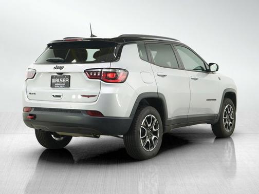 Silver Zynith Metallic Clearcoat 2025 Jeep Compass Trailhawk