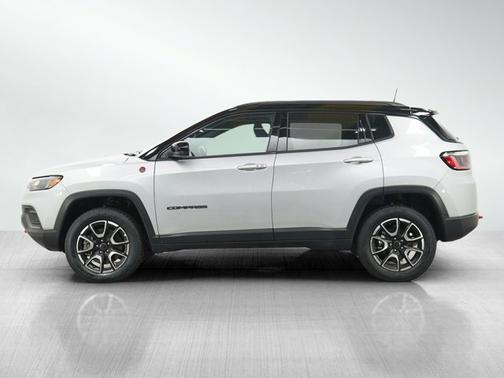 Silver Zynith Metallic Clearcoat 2025 Jeep Compass Trailhawk