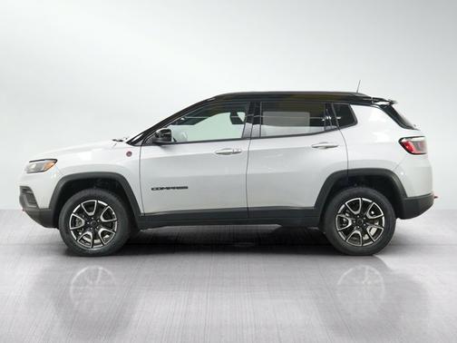 Silver Zynith Metallic Clearcoat 2025 Jeep Compass Trailhawk