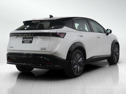 Everest White Pearl Tricoat/Black Diamond Pearl 2024 Nissan ARIYA EVOLVE+