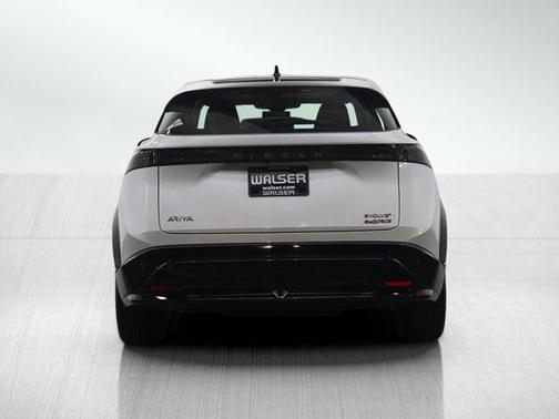 Everest White Pearl Tricoat/Black Diamond Pearl 2024 Nissan ARIYA EVOLVE+