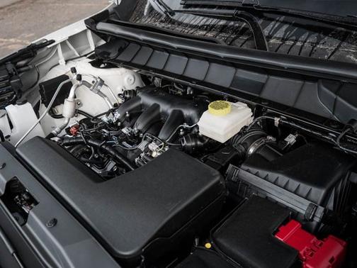 Everest White Pearl/Black 2026 Nissan Pathfinder Platinum