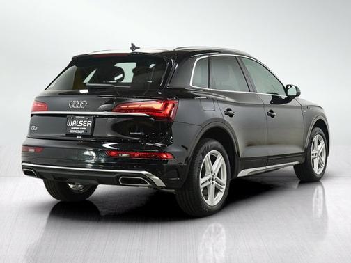 Mythos Black Metallic 2024 Audi Q5 e S line Premium