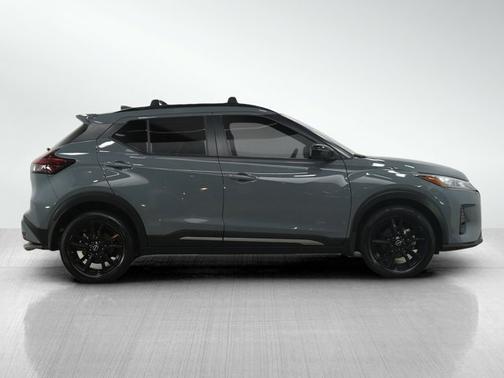 2022 Nissan Kicks SR