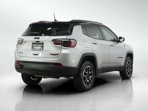 Silver Zynith Metallic Clearcoat 2025 Jeep Compass Trailhawk