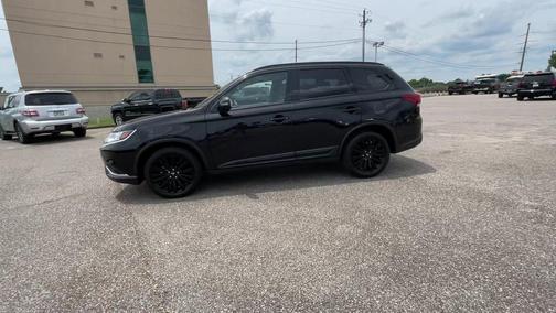 Labrador Black Metallic 2020 Mitsubishi Outlander LE