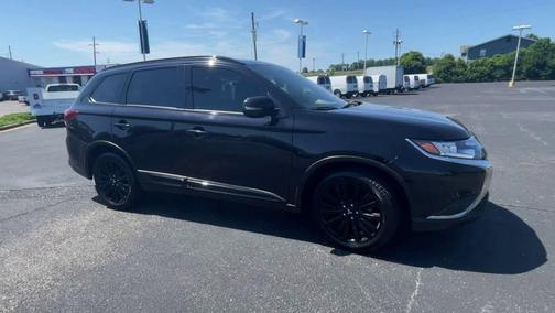 Labrador Black Metallic 2020 Mitsubishi Outlander LE