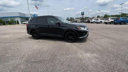 Labrador Black Metallic 2020 Mitsubishi Outlander LE