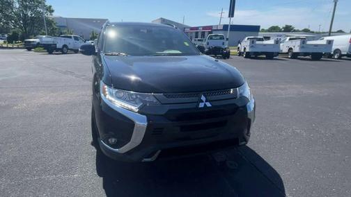 Labrador Black Metallic 2020 Mitsubishi Outlander LE