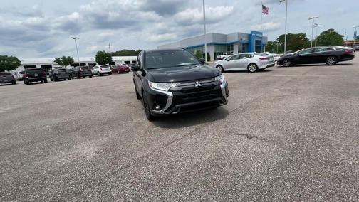 Labrador Black Metallic 2020 Mitsubishi Outlander LE