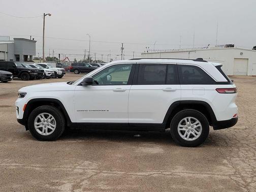 Bright White Clearcoat 2024 Jeep Grand Cherokee Laredo