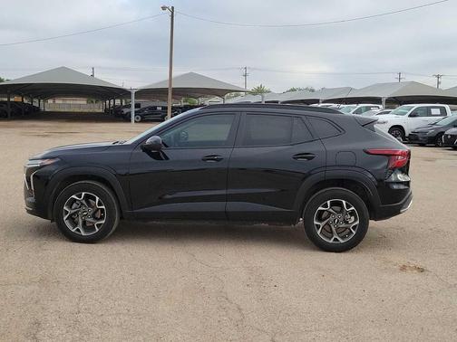 Mosaic Black Metallic 2025 Chevrolet Trax LT