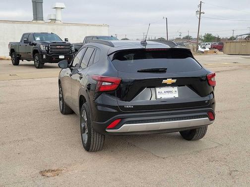 Mosaic Black Metallic 2025 Chevrolet Trax LT