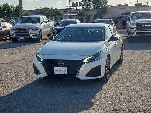 Glacier White 2025 Nissan Altima SV FWD