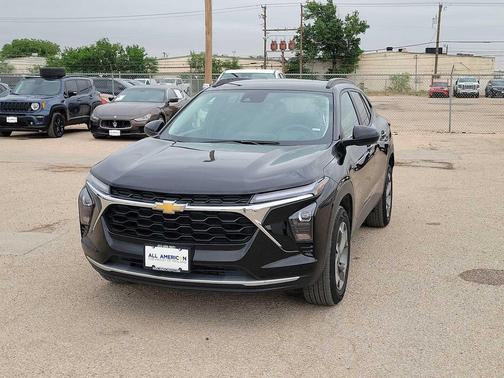 Mosaic Black Metallic 2025 Chevrolet Trax LT