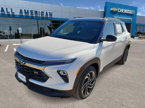 Iridescent Pearl Tricoat 2026 Chevrolet Trailblazer RS