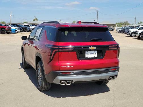 Radiant Red Tintcoat 2026 Chevrolet Traverse LT