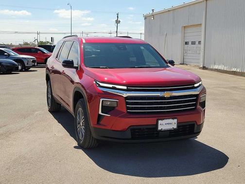 Radiant Red Tintcoat 2026 Chevrolet Traverse LT