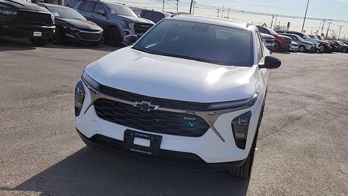 Summit White 2026 Chevrolet Trax FWD 2RS