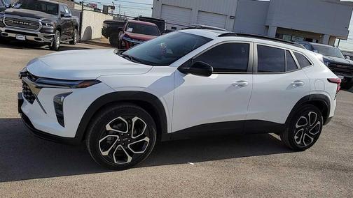 Summit White 2026 Chevrolet Trax FWD 2RS