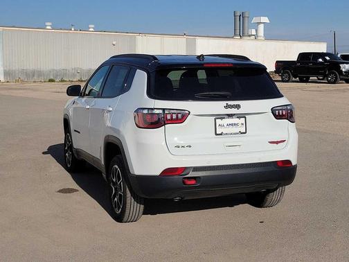 Bright White Clearcoat 2025 Jeep Compass Trailhawk