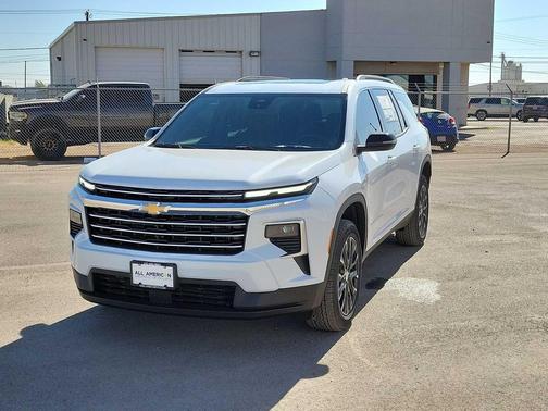 Polar White Tricoat 2026 Chevrolet Traverse LT