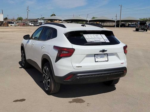 Summit White 2026 Chevrolet Trax FWD 2RS