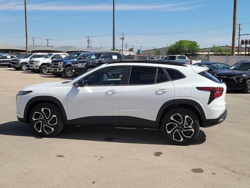 Summit White 2026 Chevrolet Trax FWD 2RS