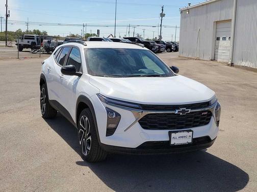 Summit White 2026 Chevrolet Trax FWD 2RS