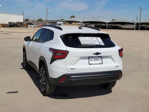 Summit White 2026 Chevrolet Trax FWD 2RS