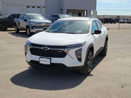 Summit White 2026 Chevrolet Trax FWD 2RS