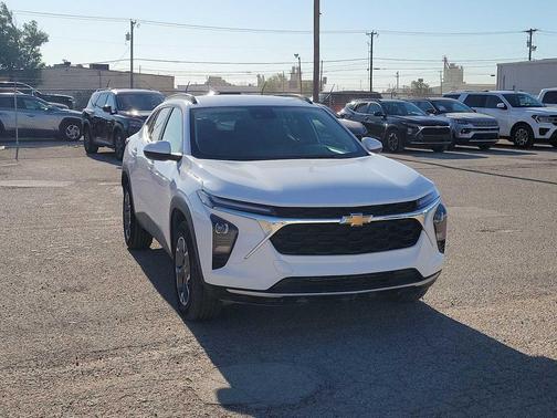 Summit White 2025 Chevrolet Trax LT