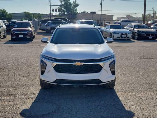Summit White 2025 Chevrolet Trax LT