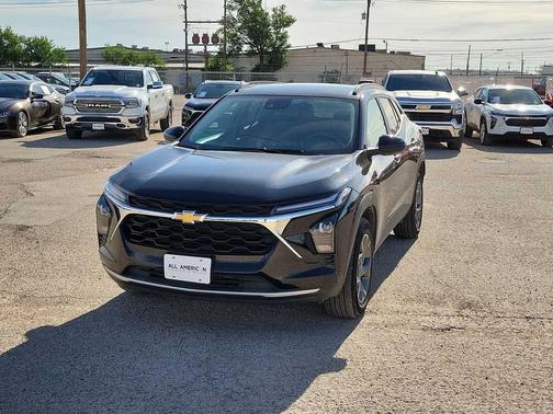 Mosaic Black Metallic 2025 Chevrolet Trax LT