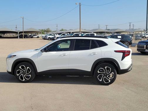 Summit White 2026 Chevrolet Trax FWD 2RS
