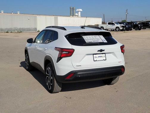 Summit White 2026 Chevrolet Trax FWD 2RS