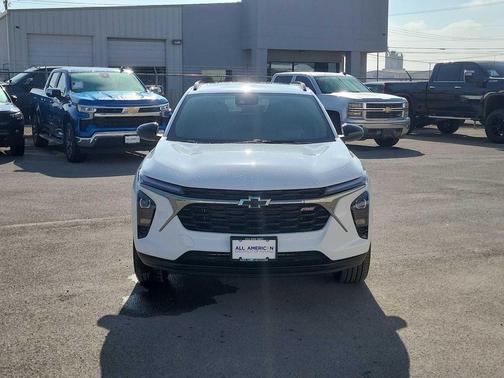 Summit White 2026 Chevrolet Trax FWD 2RS