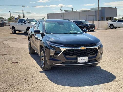 Mosaic Black Metallic 2025 Chevrolet Trax LT