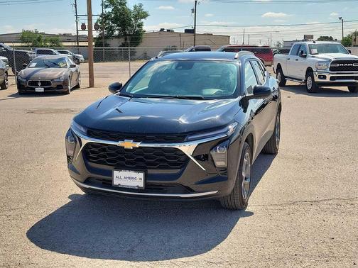 Mosaic Black Metallic 2025 Chevrolet Trax LT