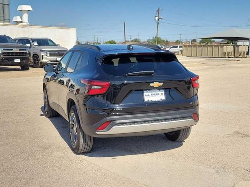 Mosaic Black Metallic 2025 Chevrolet Trax LT