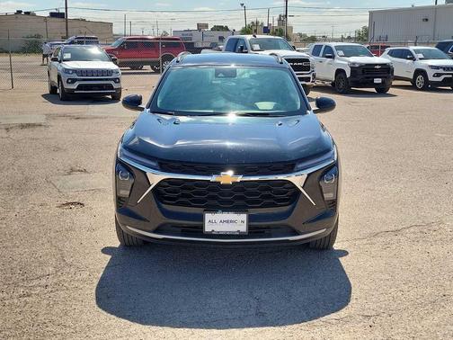 Mosaic Black Metallic 2025 Chevrolet Trax LT