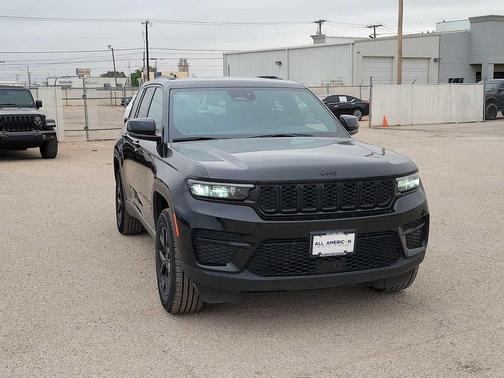 Diamond Black Crystal Pearlcoat 2024 Jeep Grand Cherokee Altitude