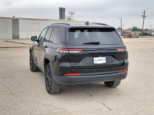 Diamond Black Crystal Pearlcoat 2024 Jeep Grand Cherokee Altitude