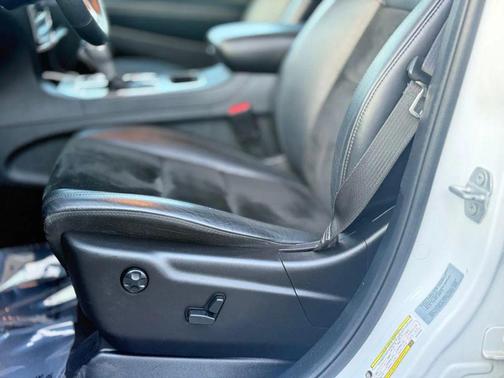 Bright White Clearcoat 2017 Jeep Grand Cherokee Altitude
